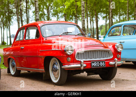 KOTKA, Finnland - 14. Juni 2014: Rot Skoda Felicia Coupé geparkt am Ufer des finnischen Golf. Festival und Ausstellung der Retro-club Stockfoto