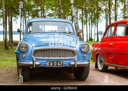 KOTKA, Finnland - 14. Juni 2014: blaue Skoda Felicia Coupé geparkt am Ufer des finnischen Golf. Festival und Ausstellung der Retro-club Stockfoto