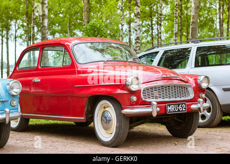 KOTKA, Finnland - 14. Juni 2014: Rot Skoda Felicia Coupé geparkt am Ufer des finnischen Golf. Festival und Ausstellung der Retro-club Stockfoto