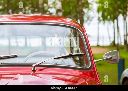 KOTKA, Finnland - 14. Juni 2014: Rot Skoda Felicia Coupé geparkt am Ufer des finnischen Golf. Festival und Ausstellung der Retro-club Stockfoto