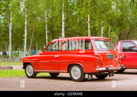 KOTKA, Finnland - 14. Juni 2014: Rot Skoda Felicia Coupé-Wagen geparkt am Ufer des finnischen Golf. Festival und Ausstellung Stockfoto