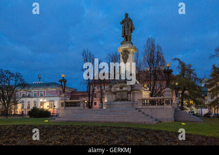 Warschau, Polen, der Adam Mickiewicz-Denkmal am Abend Stockfoto