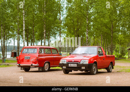 KOTKA, Finnland - 14. Juni 2014: Zwei rote Skoda Felicia Coupe Kombi und pickup geparkten am Ufer von finnischen Golf. Festival Stockfoto