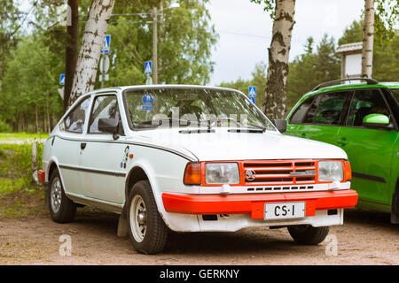 KOTKA, Finnland - 14. Juni 2014: Skoda 130 Coupe Auto geparkt am Ufer des finnischen Golf. Festival und Ausstellung der Retro-club Stockfoto