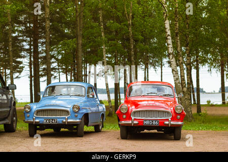 KOTKA, Finnland - 14. Juni 2014: Skoda Felicia Coupe Autos geparkt am Ufer des finnischen Golf. Festival und Ausstellung der Retro-club Stockfoto