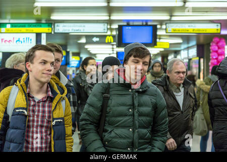 Warschau, Polen, Unterführung unter einer Überfahrt auf dem Warschauer Hauptbahnhof Stockfoto