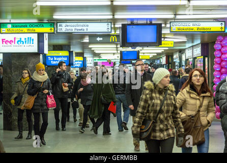 Warschau, Polen, Unterführung unter einer Überfahrt auf dem Warschauer Hauptbahnhof Stockfoto