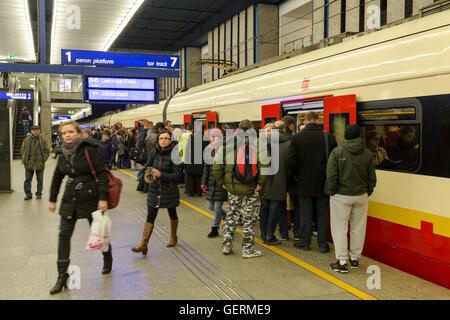 Warschau, Polen, Zug in der Warschauer Hauptbahnhof Stockfoto