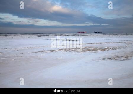 Geographie / Reisen, Deutschland, Niedersachsen, Nordseeküste, Wadden Sea Nationalparks in der Nähe von Cuxhaven, Küste mit Schnee und Eis, Stockfoto
