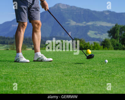 Foto von einem männlichen Golfer Abschlag auf einem Golfplatz an einem schönen Tag. Stockfoto