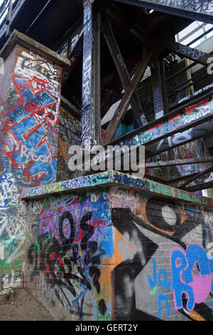 Berlin, Deutschland, Graffiti an der Wand unter einem Stahlbruecke Stockfoto