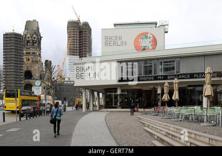 Berlin, Deutschland, das Bikini-Haus und Kaiser Wilhelm Gedächtniskirche (links) Stockfoto