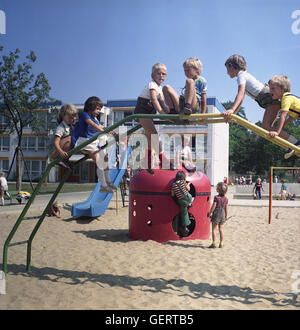 Berlin, DDR, Kindergarten Kinder auf einem Spielplatz spielen Stockfoto