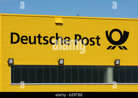 Berlin, Deutschland, Deutsche Post und Posthorn-Schriftzug Stockfoto