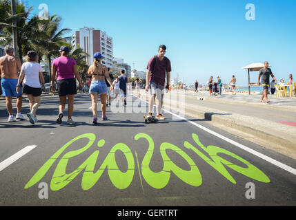 Aktive Einwohner und Touristen schlendern Sie in der Nähe von Posto 9 am Strand von Ipanema, an einem autofreien Sonntag Morgen. Stockfoto