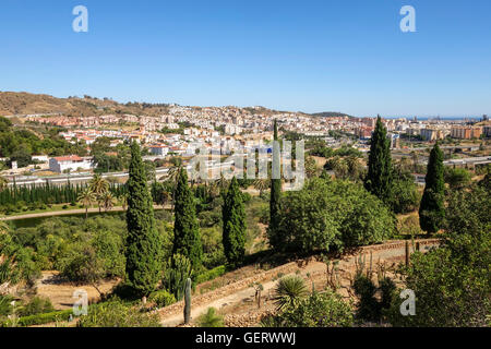 Botanischer Garten, La Concepción mit Malaga im Hintergrund, Andalusien, Spanien. Stockfoto