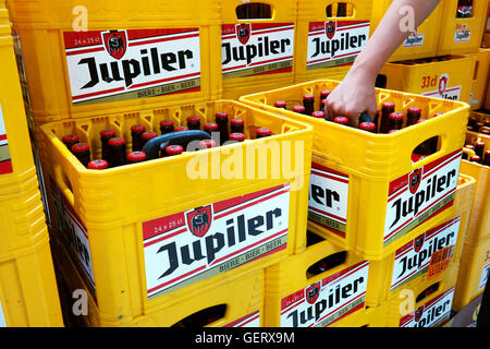 Stapel von Jupiler Pilsener Bierkisten in einem Carrefour Hypermarkt Stockfoto