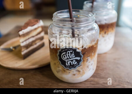 Cafe Life-Style, Süße Thai Eiskaffee serviert in Gläsern, trendigen Lebensstil, Chiang Mai Thailand Stockfoto