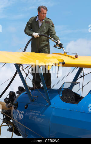 Pilot tankt einen Boeing Stearman PT-13 Kaydet Doppeldecker Baujahr 1943 als Trainer für das USAAC Stockfoto