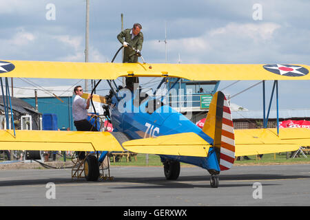 Boeing Stearman PT-13 Kaydet Oldtimer Doppeldecker Baujahr 1943 als Trainer von das USAAC am Shobdon Flugplatz betankt wird verwendet Stockfoto