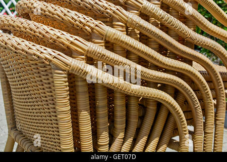 Kunststoff-Stühle übereinander auf der anderen im Gartencafé. Stockfoto