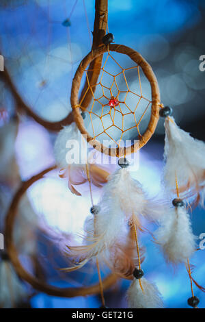 Dreamcatcher gegen eine weiße Unschärfe des Schnees. Stockfoto