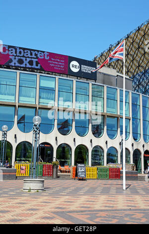 Birmingham Repertory Theatre in Centenary Square mit britischer Flagge in den Vordergrund, Birmingham, England, Vereinigtes Königreich, West-Europa. Stockfoto