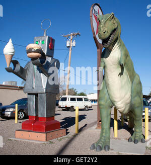 Roboter halten eine Eiswaffel und Hamburger und Dinosaurier vor einem Restaurant in Hatch New Mexico Stockfoto