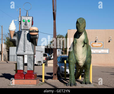 Roboter halten eine Eiswaffel und Hamburger und Dinosaurier vor einem Restaurant in Hatch New Mexico Stockfoto