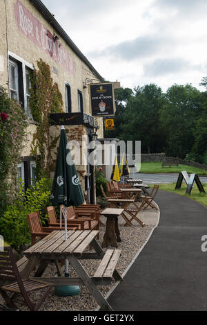 Das Rose and Crown Hotel and Restaurant im Bainbridge Village im Yorkshire Dales National Park in der Nähe von Hawes England Großbritannien Stockfoto