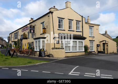 Das Rose and Crown Hotel and Restaurant im Bainbridge Village im Yorkshire Dales National Park in der Nähe von Hawes England Großbritannien Stockfoto