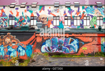 Farbenfrohe Graffiti-Kunst erhellt eine Mauer in Reykjavik, Island, und zeigt die lebendige Street-Art-Szene und kreative urbane Kultur der Stadt. Stockfoto