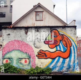 Farbenfrohe Graffiti-Kunst erhellt eine Mauer in Reykjavik, Island, und zeigt die lebendige Street-Art-Szene und kreative urbane Kultur der Stadt. Stockfoto