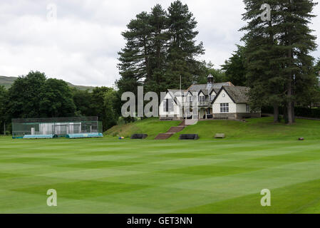 Der traditionelle Cricket Pavilion und Cricket Ground an der Sedbergh School in Cumbria England Vereinigtes Königreich Großbritannien Stockfoto