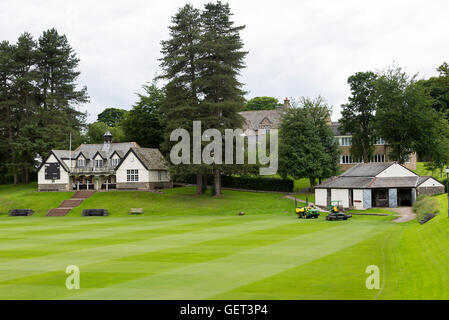 Der traditionelle Cricket Pavilion und Cricket Ground an der Sedbergh School in Cumbria England Vereinigtes Königreich Großbritannien Stockfoto