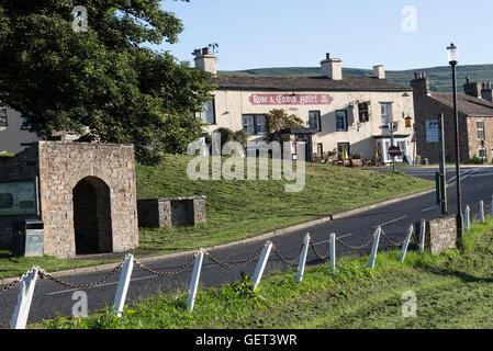 Das Rose and Crown Hotel and Restaurant im Bainbridge Village im Yorkshire Dales National Park in der Nähe von Hawes England Großbritannien Stockfoto