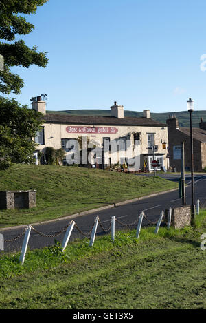 Das Rose and Crown Hotel and Restaurant im Bainbridge Village im Yorkshire Dales National Park in der Nähe von Hawes England Großbritannien Stockfoto