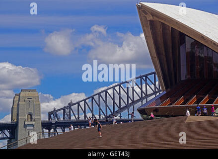 Touristen auf Brücke klettern auf Sydney Harbour Bridge und Opera House. Stockfoto