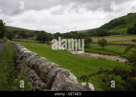 Der Fluss in der Nähe von Littondale Skirfare Halton Gill in den Yorkshire Dales National Park Yorkshire England Vereinigtes Königreich Großbritannien Stockfoto