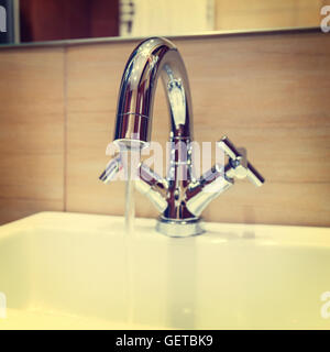 Wasserhahn mit modernem Design im Bad, Vintage-look Stockfoto