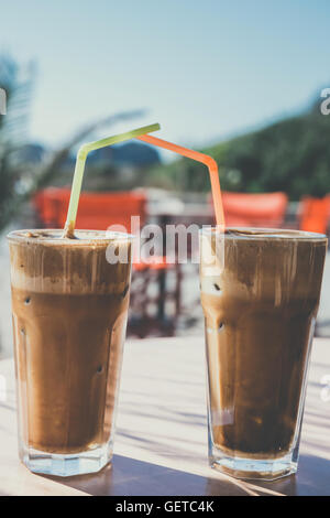 Kaffee Frappe, griechische Küche auf dem Tisch am Strand, Vintage-look Stockfoto
