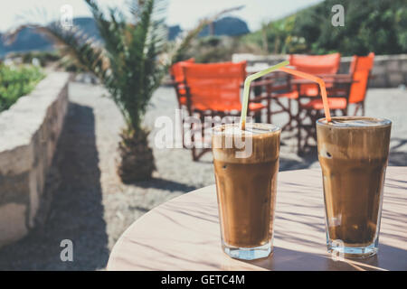 Kaffee Frappe, griechische Küche auf dem Tisch am Strand, Vintage-look Stockfoto