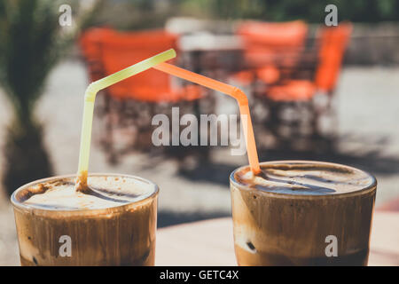 Kaffee Frappe, griechische Küche auf dem Tisch am Strand, Vintage-look Stockfoto
