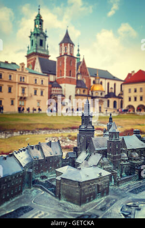 Modell des königlichen Schlosses in Krakau mit realen Gebäuden im Hintergrund, Braille-system Stockfoto