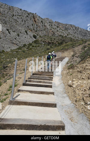 Wanderer, Wandern auf den Berg Weg bis zum Beginn der Caminito del Rey Berg Gehweg in El Chorro, Spanien Stockfoto