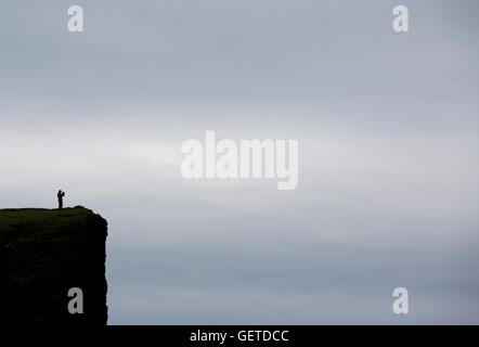 Menschen, die Silhouette auf einer Klippe, Hafnaberg, Island Stockfoto