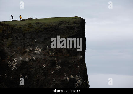 Menschen, die Silhouette auf einer Klippe, Hafnaberg, Island Stockfoto