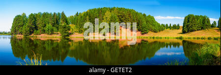 Panorama des Dorfes Teich und Wald Reflexion Stockfoto