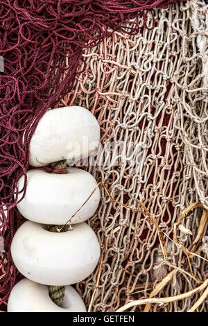 Fischernetz, weiß und rot mit weißen Korken im Hafen von Santona, Cantabria, Spanien. Vertikales Bild. Stockfoto