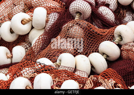 Fischernetze mit Korken im Hafen von Santona, Cantabria, Spanien. Horizontales Bild. Stockfoto